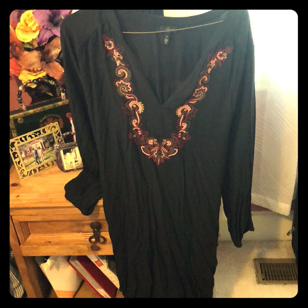 beautiful black dress 👗 with floral neckline